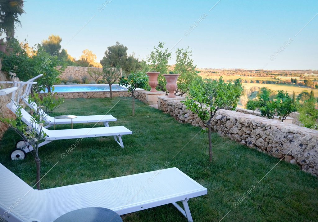 Giardino con piscina della villa Bali, location in stile contemporaneo a Lecce