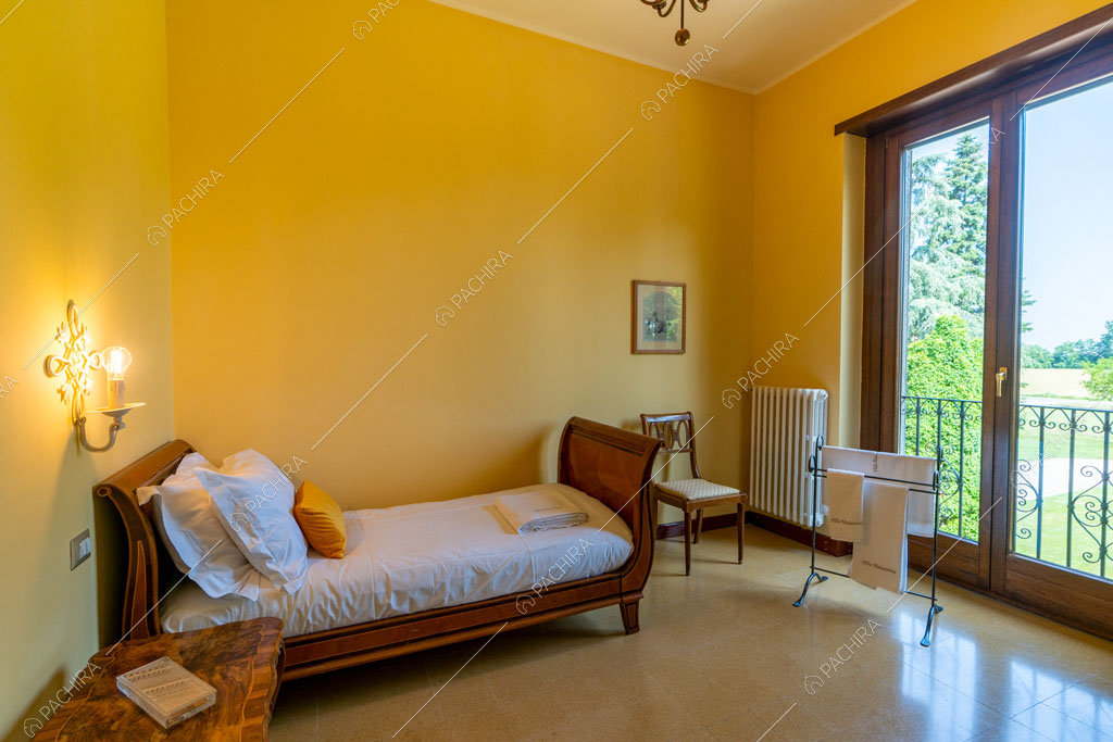 Pareti gialle della camera da letto della villa Ramaria, location in stile classico a Ravenna