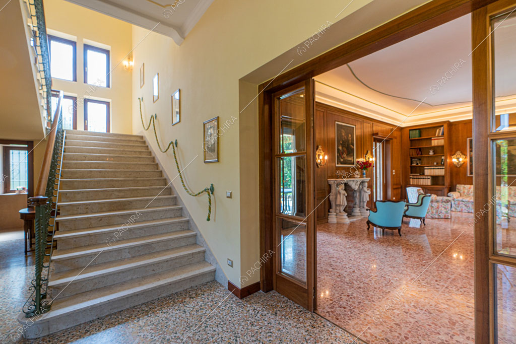 Scale della villa Ramaria, location in stile classico a Ravenna