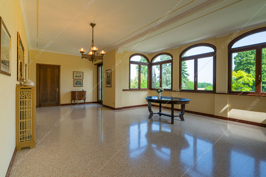 Luminosa sala della villa Ramaria, location in stile classico a Ravenna