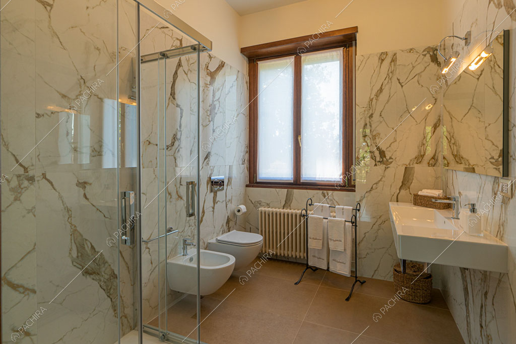 Bagno con pareti in marmo della villa Ramaria, location in stile classico a Ravenna