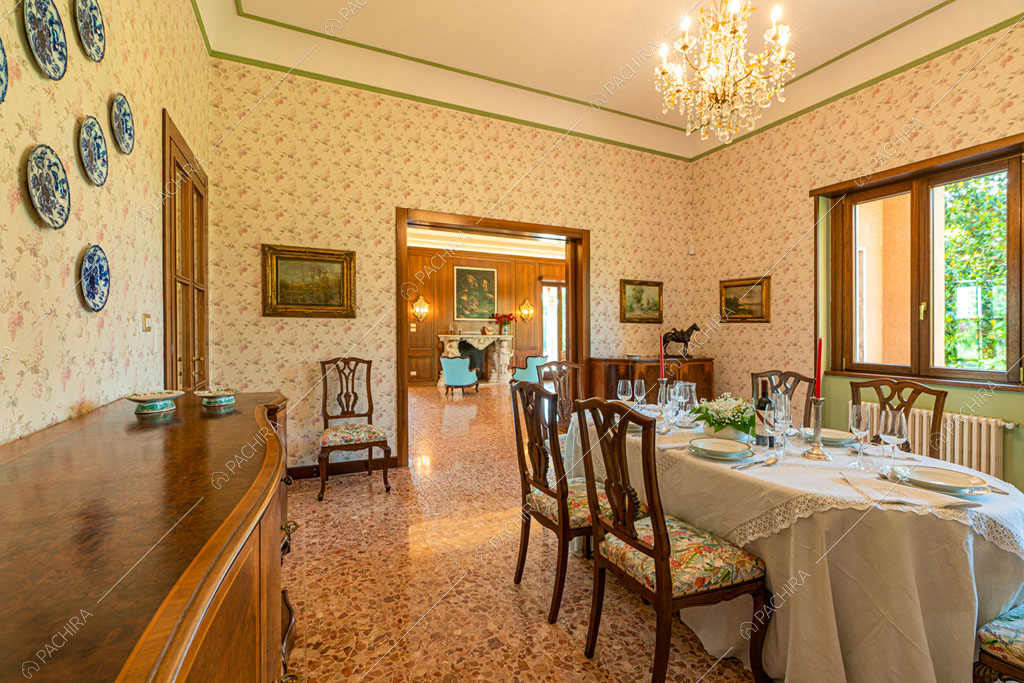Carta da parati nella sala da pranzo della villa Ramaria, location in stile classico a Ravenna