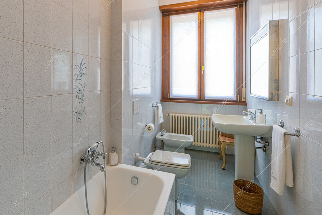 Bagno con vasca della villa Ramaria, location in stile classico a Ravenna