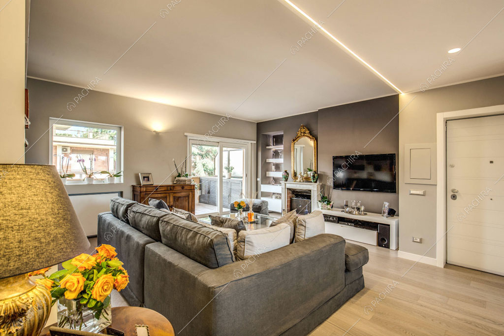 Pavimento in parquet nella sala dell'appartamento Crassula, location in stile moderno a Roma