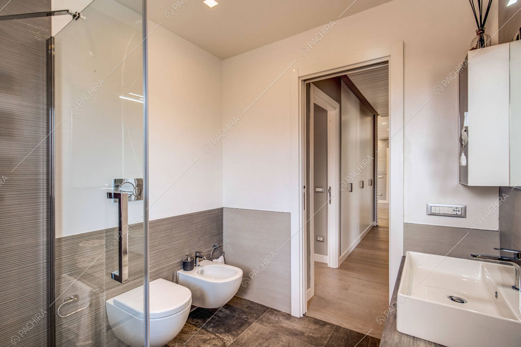 Bagno con box doccia nell'appartamento Crassula, location in stile moderno a Roma
