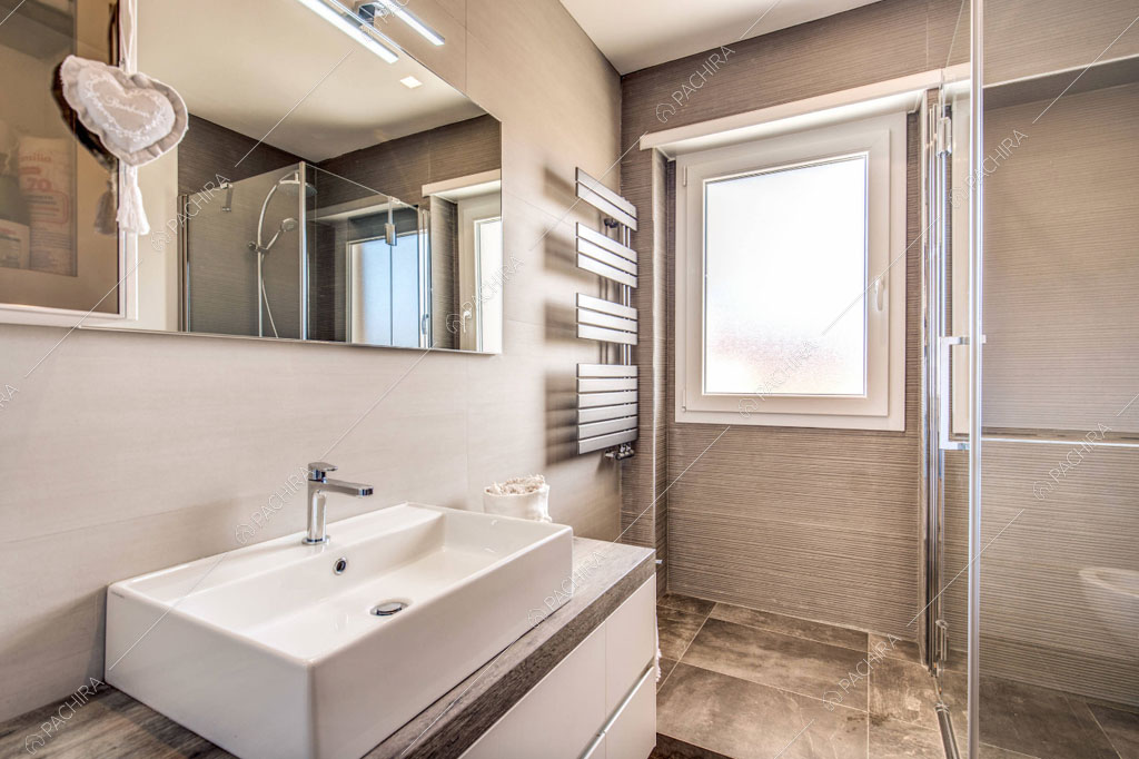 Pareti grigie del bagno dell'appartamento Crassula, location in stile moderno a Roma