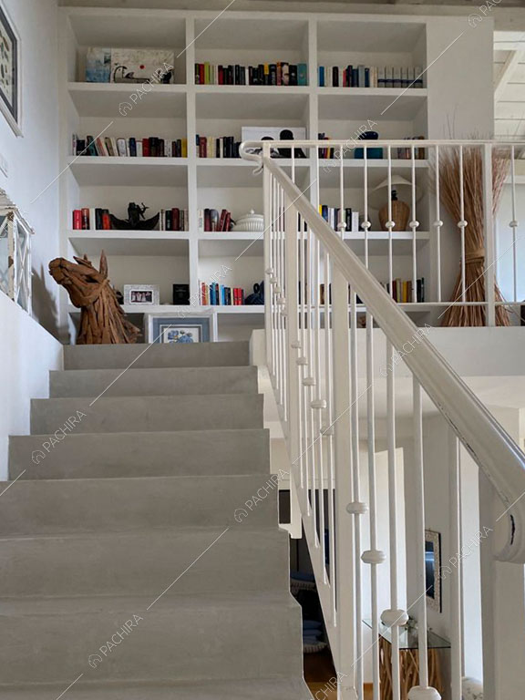 Scale e libreria della villa Nyiri, location in stile moderno a La Spezia
