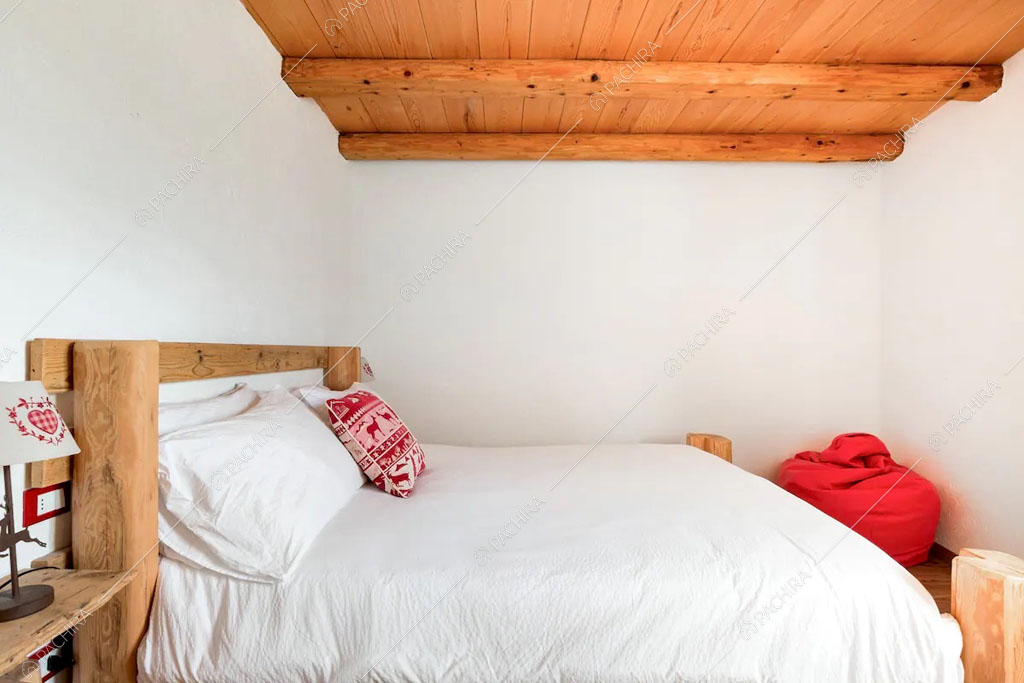 Camera da letto matrimoniale dello chalet Cantabrico, location in stile rustico a Trento