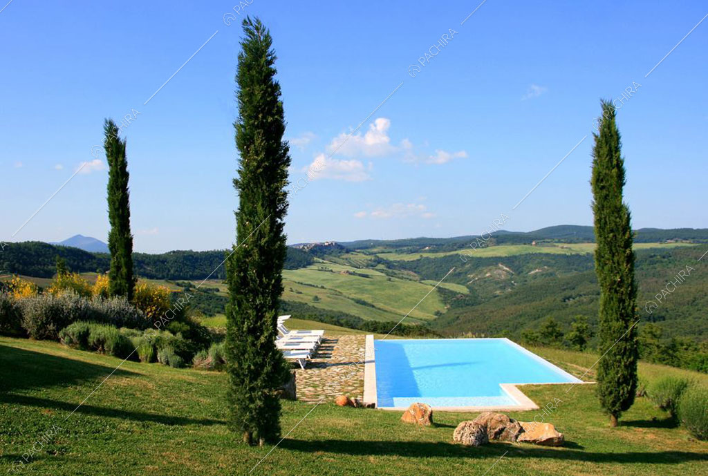 Piscina con vista sulle colline della villa Monegros, location in stile contemporaneo a Viterbo