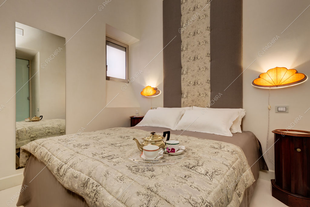 Pavimento in resina nella camera da letto dell'appartamento Passiflora, location in stile contemporaneo a Roma