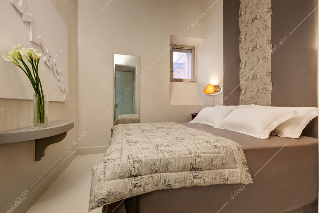 Camera da letto matrimoniale dell'appartamento Passiflora, location in stile contemporaneo a Roma