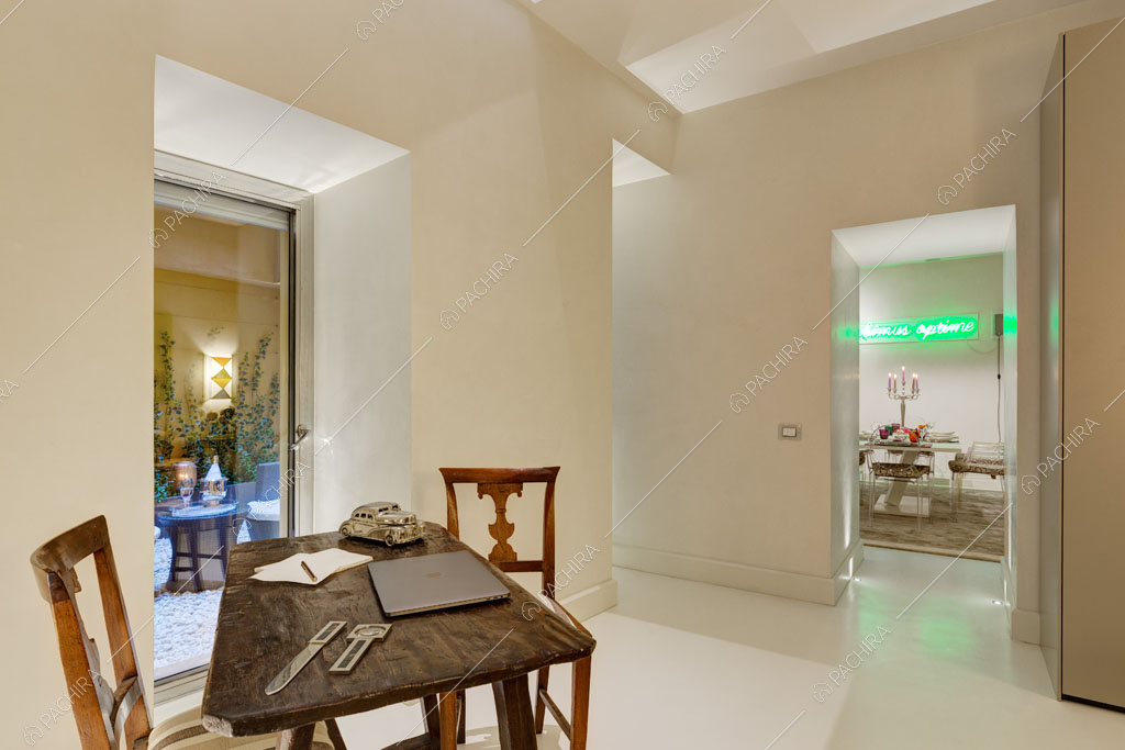 Atrio con scrivania dell'appartamento Passiflora, location in stile contemporaneo a Roma