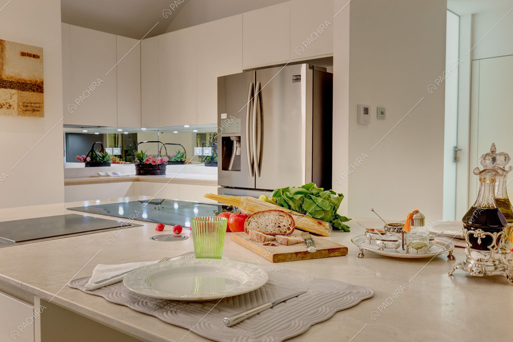 Cucina con fornelli a induzione nell'appartamento Passiflora, location in stile contemporaneo a Roma