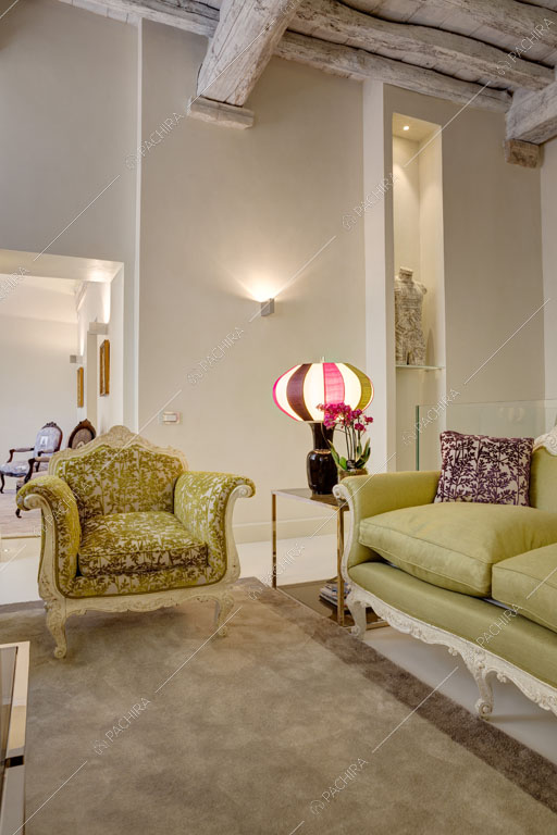 Luminoso salotto dell'appartamento Passiflora, location in stile contemporaneo a Roma