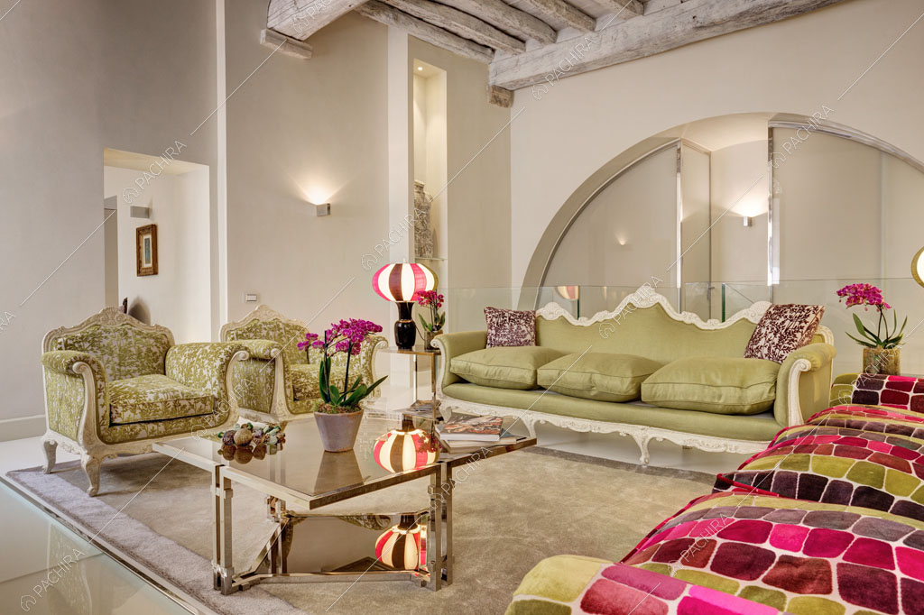 Salotto con pareti beige dell'appartamento Passiflora, location in stile contemporaneo a Roma