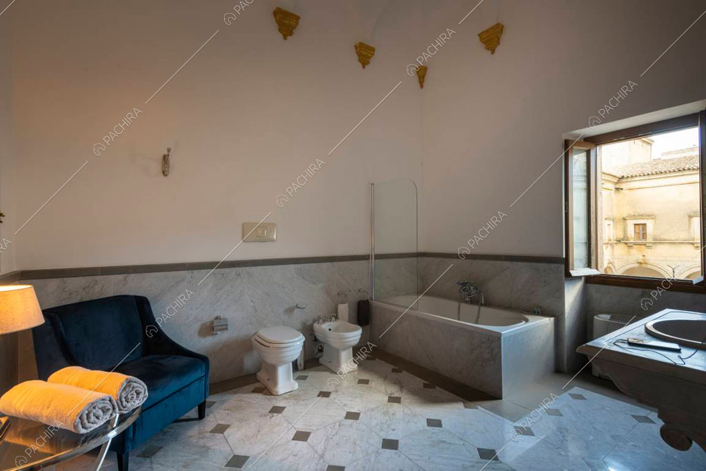 Bagno con vasca della chiesa Levante, location in stile classico a Palermo