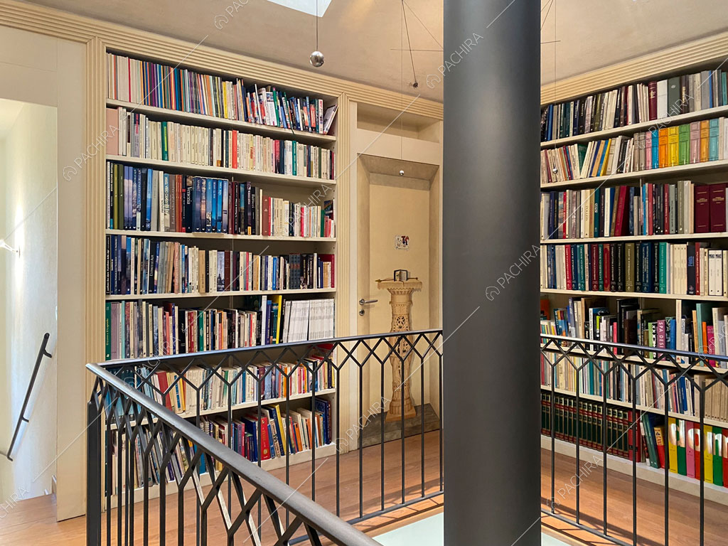 Libreria della villa Aqaba, location in stile contemporaneo ad Aosta