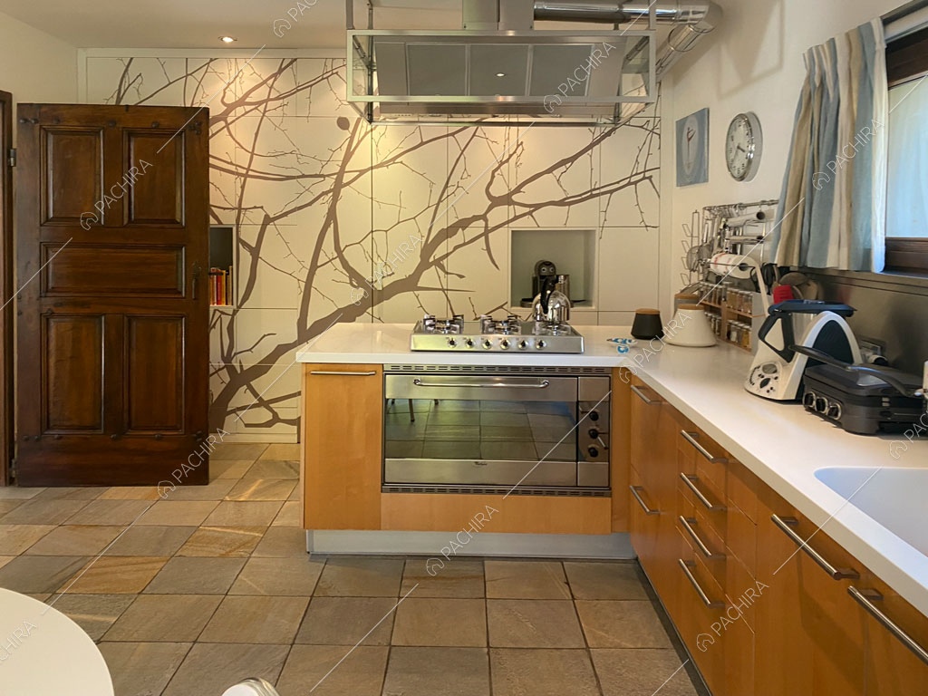 Cucina con fornelli a gas della villa Aqaba, location in stile contemporaneo ad Aosta
