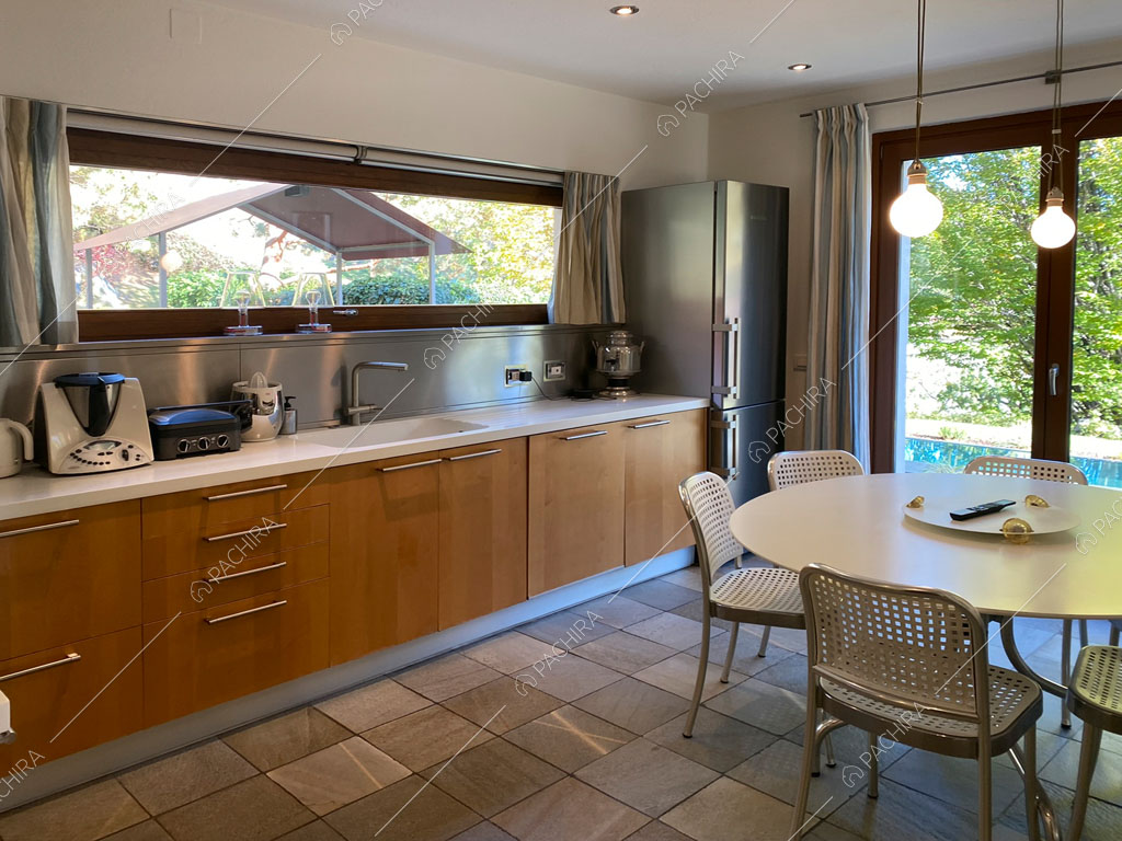 Cucina a parete della villa Aqaba, location in stile contemporaneo ad Aosta