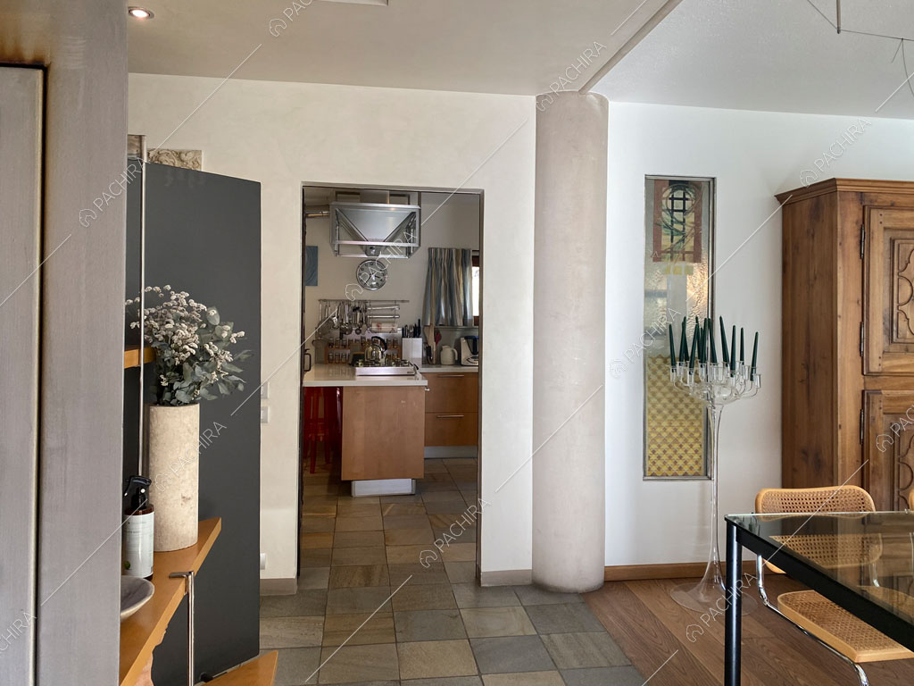 Vista sulla cucina della villa Aqaba, location in stile contemporaneo ad Aosta