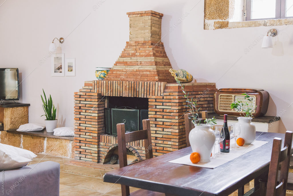 Pareti bianche nella sala della villa Hibiki, location in stile moderno a Siracusa
