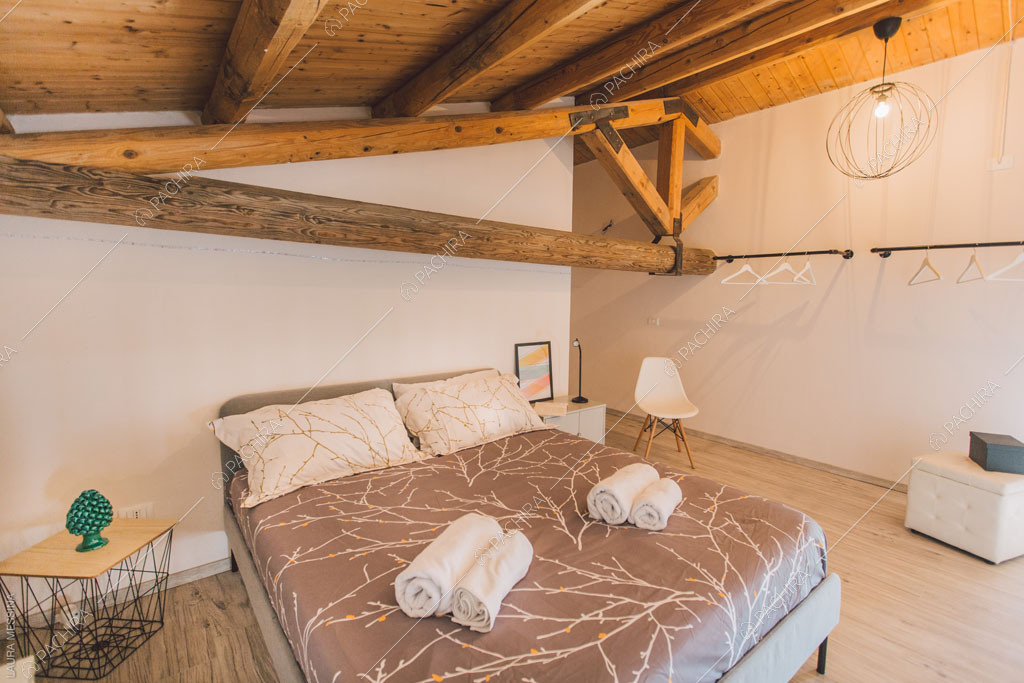 Camera da letto matrimoniale della villa Hibiki, location in stile moderno a Siracusa