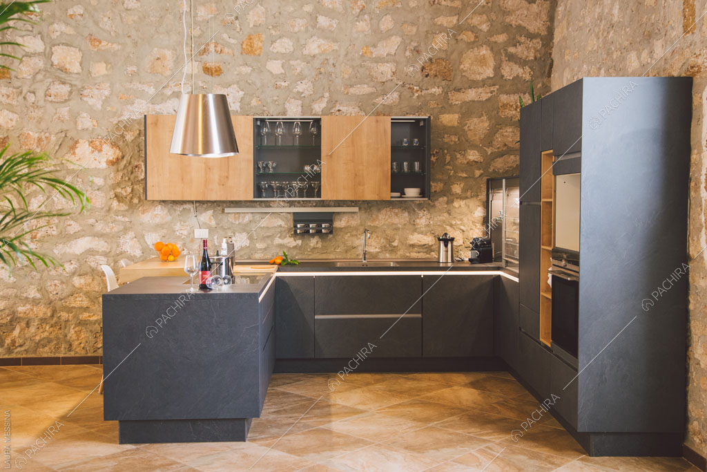 Cucina a nera a parete della villa Hibiki, location in stile moderno a Siracusa