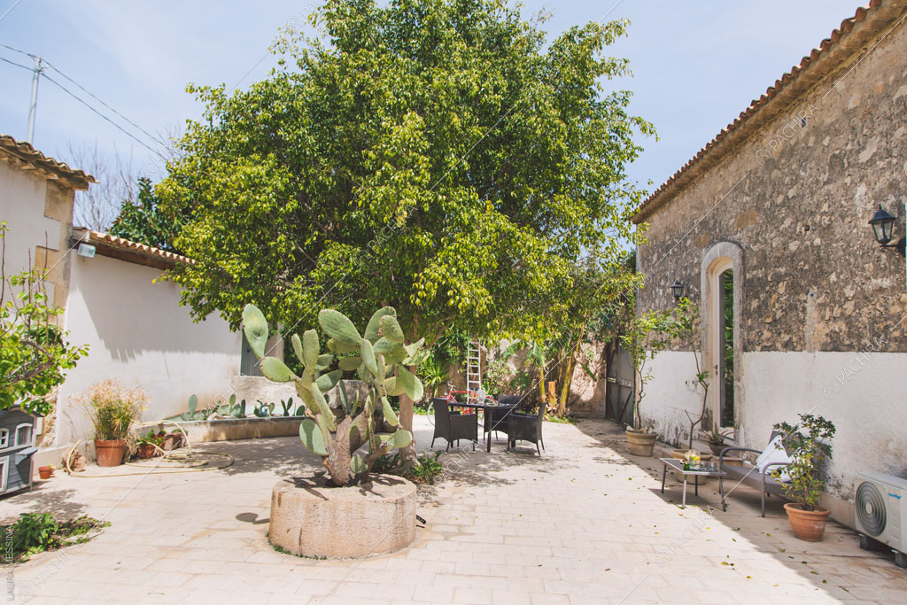 Giardino della villa Hibiki, location in stile moderno a Siracusa