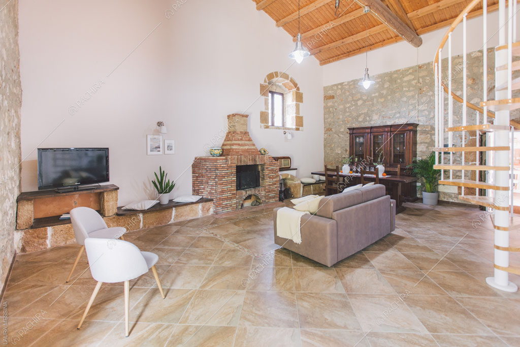 Camino nella sala della villa Hibiki, location in stile moderno a Siracusa