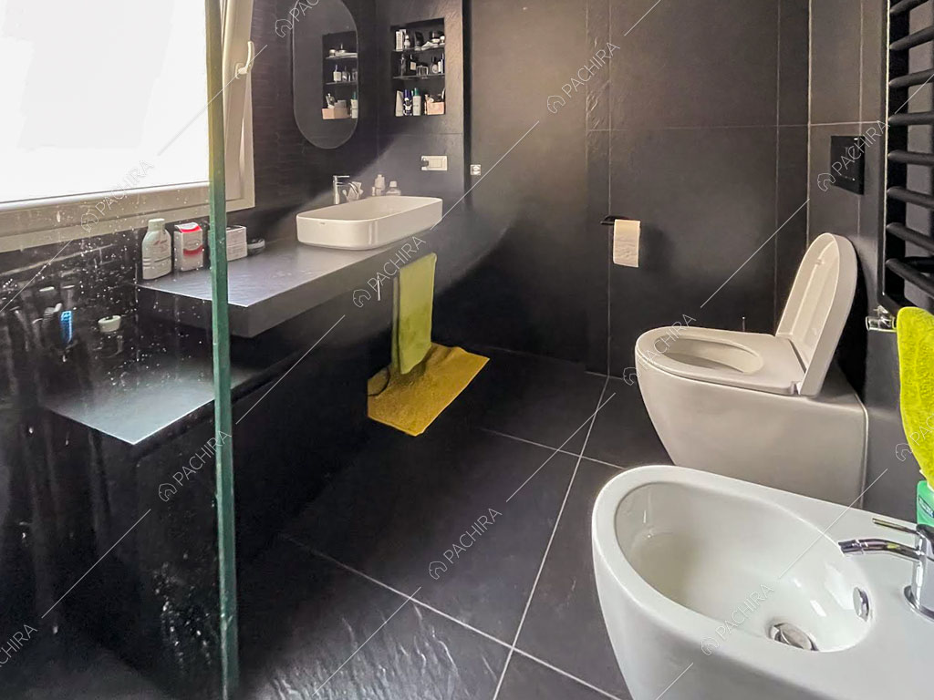 Bagno con pavimento e pareti nere dell'appartamento Terfezia, location in stile contemporaneo a Roma