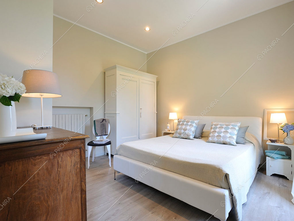 Pareti beige della camera da letto matrimoniale della villa Chalbi, location in stile moderno a Torino