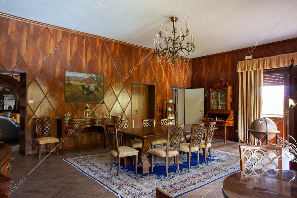 Sala da pranzo con pareti in legno della villa Marin, location in stile classico a Varese