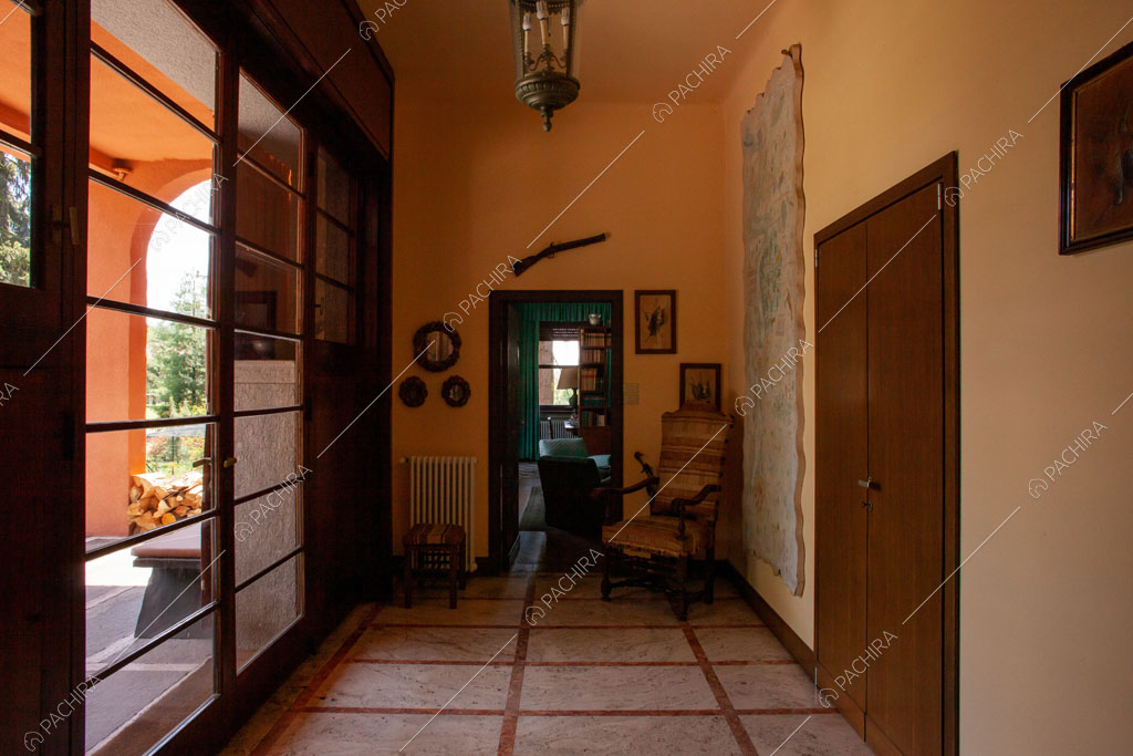 Corridoio con vetrate della villa Marin, location in stile classico a Varese