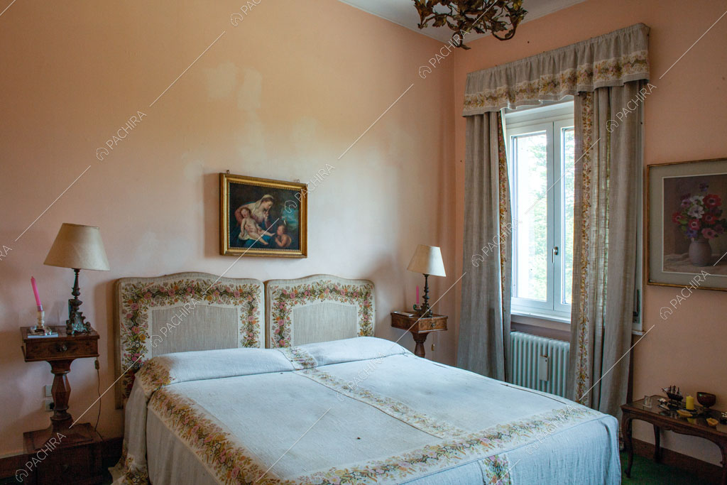 Camera da letto matrimoniale con pareti rosa della villa Marin, location in stile classico a Varese