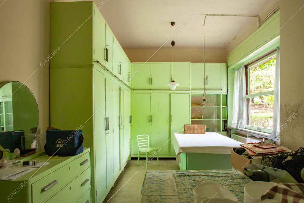 Camera da letto con libreria verde della villa Marin, location in stile classico a Varese