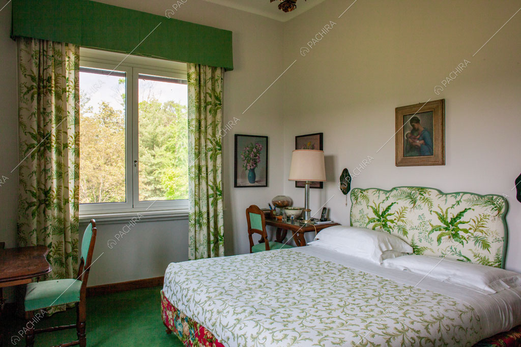 Camera da letto matrimoniale della villa Marin, location in stile classico a Varese