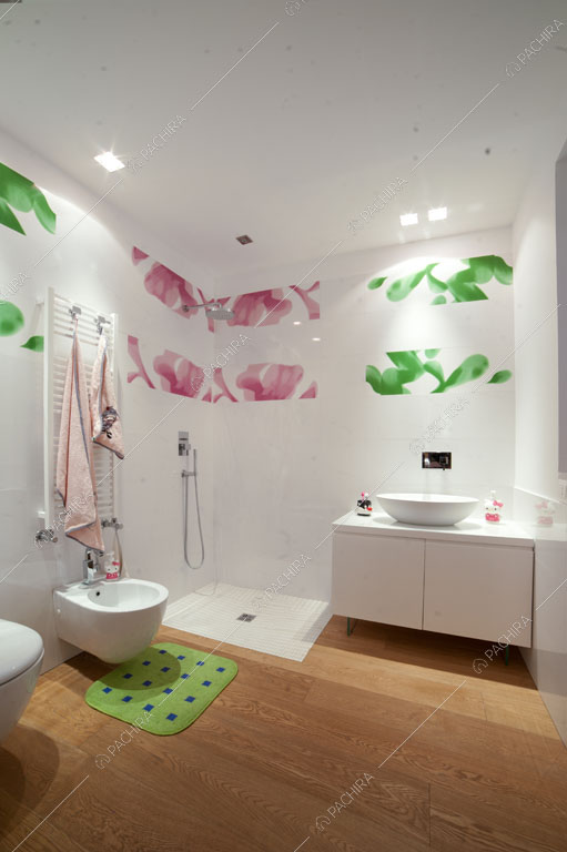Bagno con carta da parati della villa Garigliano, location in stile contemporaneo a Barletta-Andria-Trani