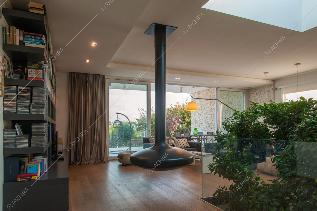Camino sospeso nella sala della villa Garigliano, location in stile contemporaneo a Barletta-Andria-Trani