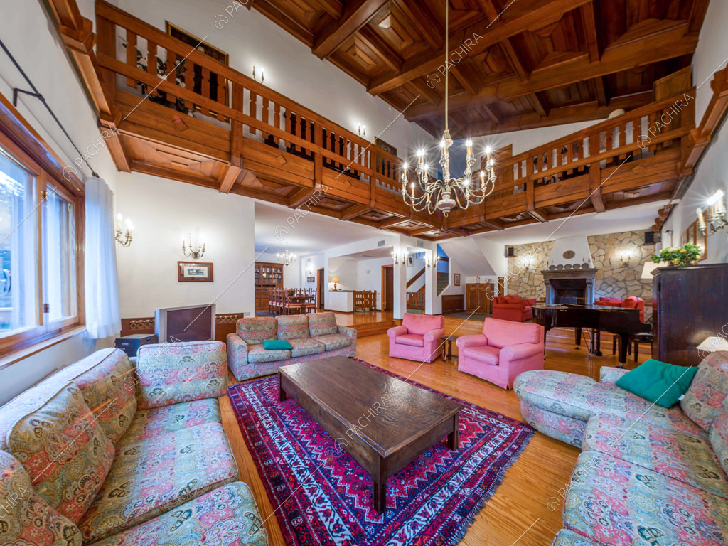 Sala con soffitto a cassettoni dello chalet Betel, location in stile rustico a Lecco