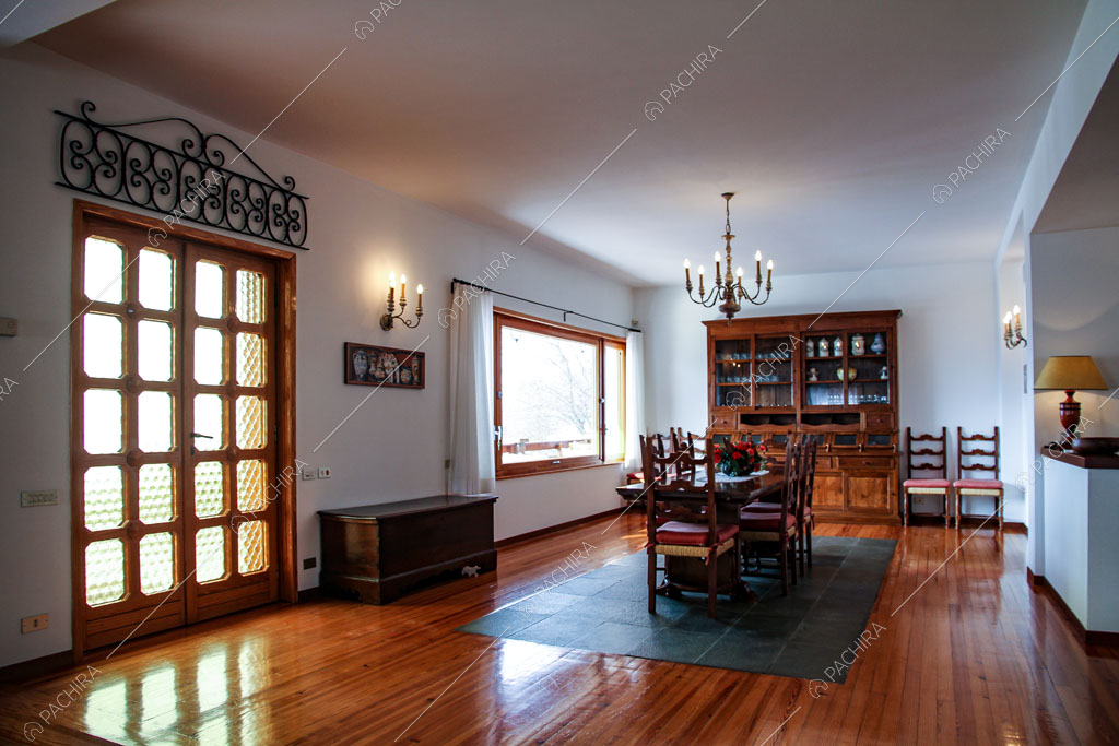 Sala da pranzo con pavimento in parquet dello chalet Betel, location in stile rustico a Lecco