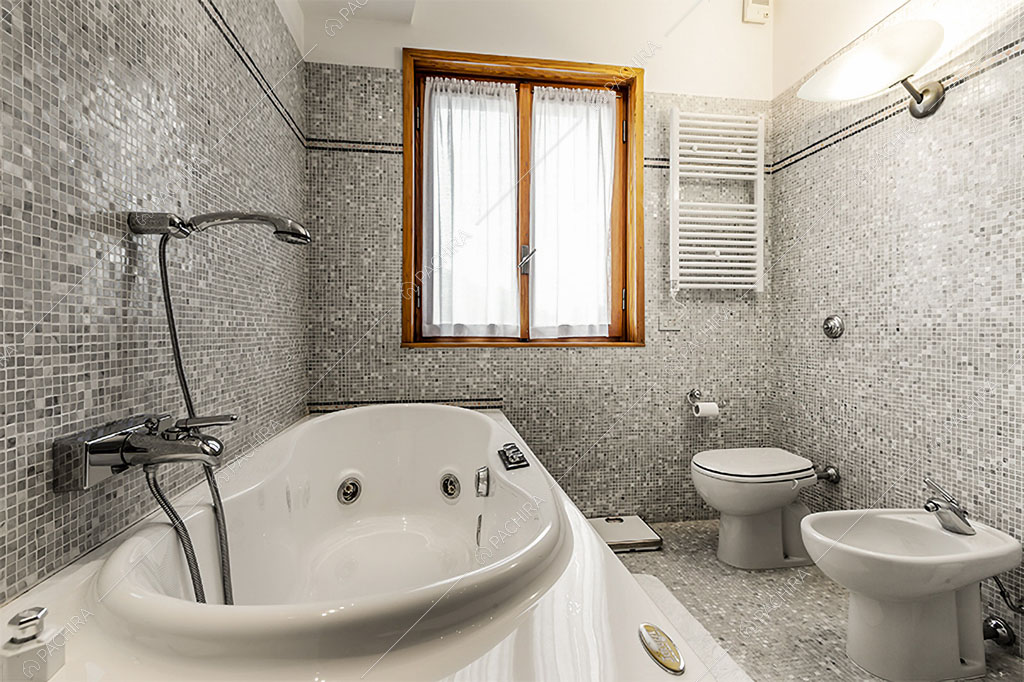 Vasca con idromassaggio nel bagno dello chalet Betel, location in stile rustico a Lecco