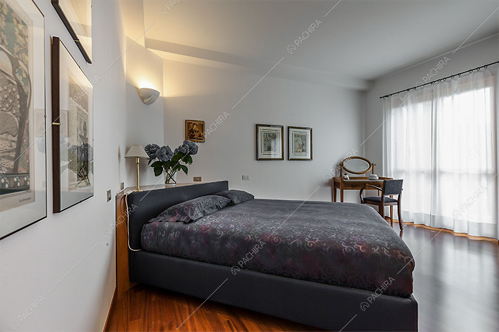 Porta-finestra nella camera da letto dello chalet Betel, location in stile rustico a Lecco