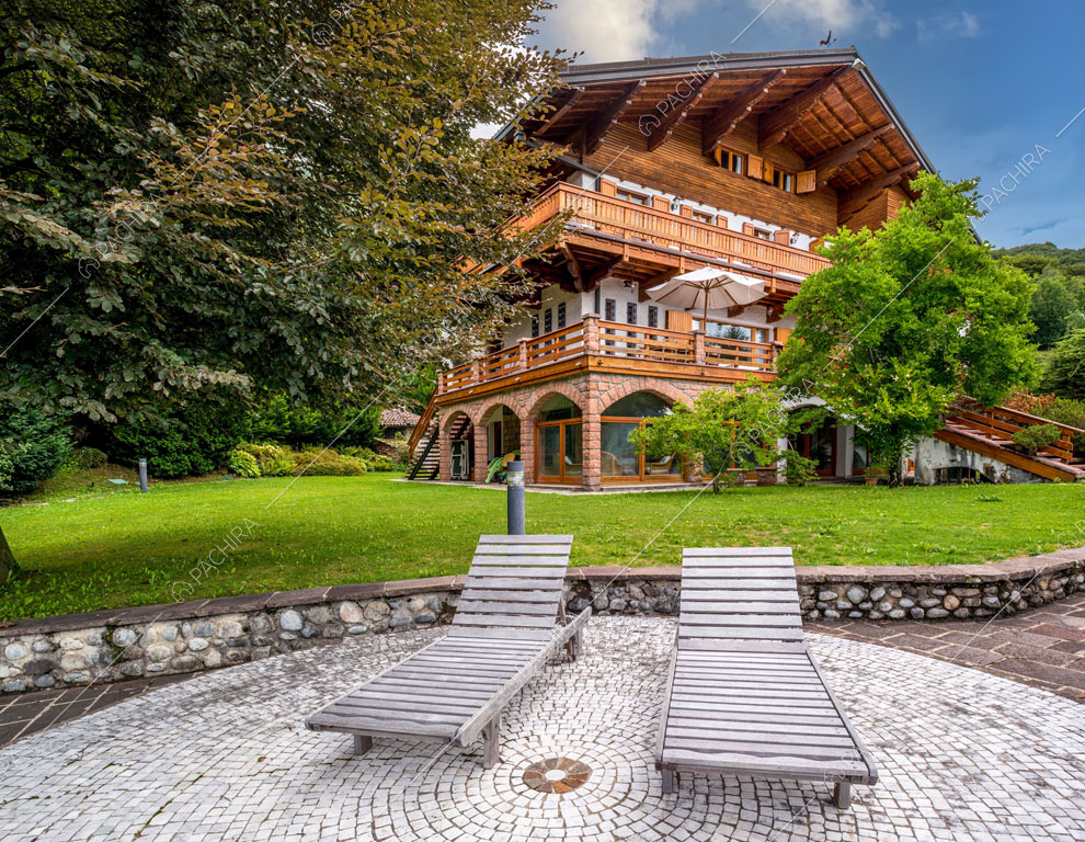 Giardino dello chalet Betel, location in stile rustico a Lecco