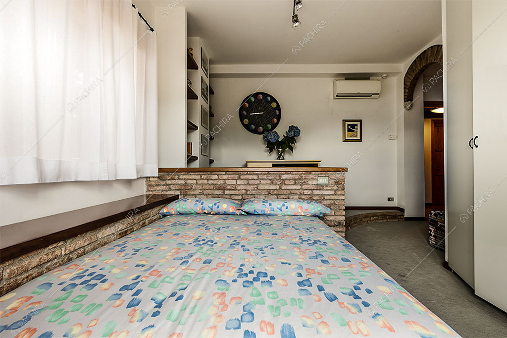 Letto matrimoniale nella camera dello chalet Betel, location in stile rustico a Lecco