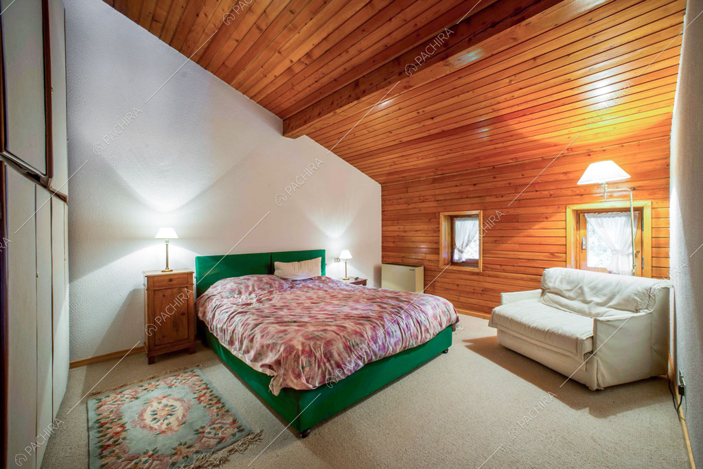 Camera da letto matrimoniale dello chalet Betel, location in stile rustico a Lecco