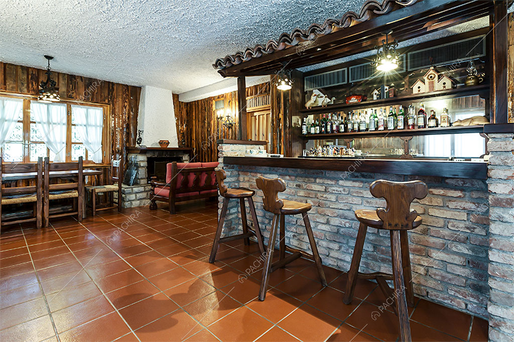 Bancone da bar dello chalet Betel, location in stile rustico a Lecco