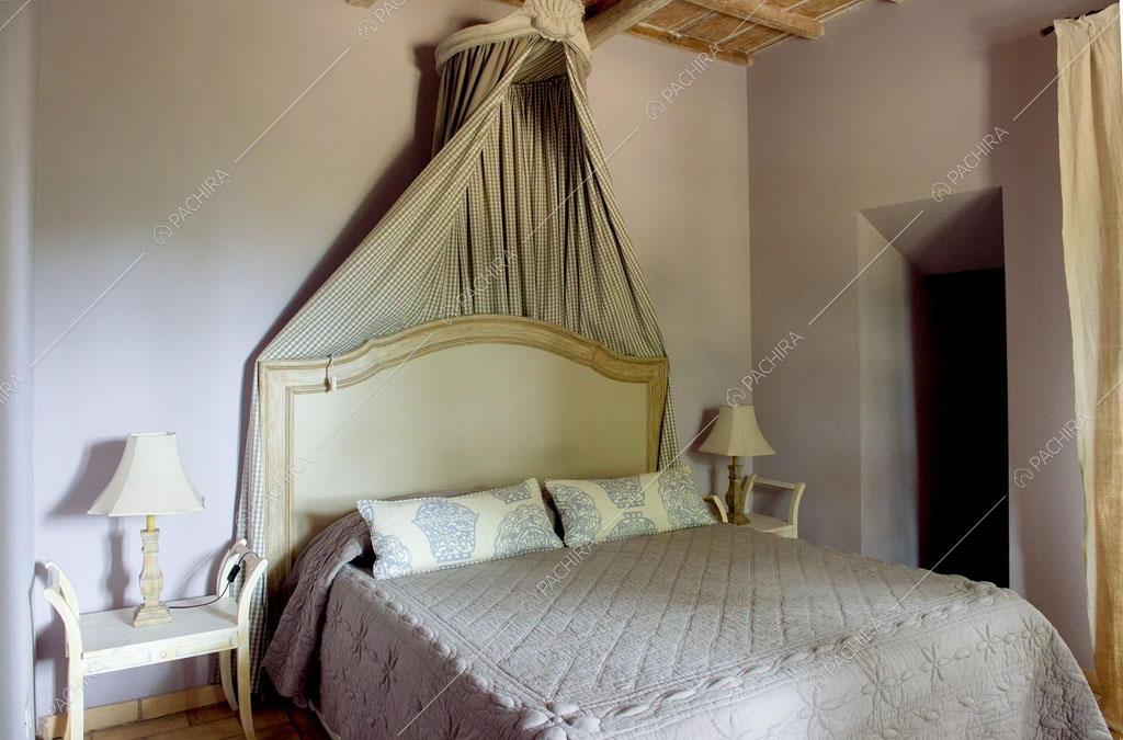 Pavimento in cotto nella camera da letto della villa Pieris, location in stile rustico a Roma