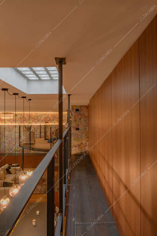 Soppalco con pareti in legno del loft Sechura, location in stile contemporaneo a Milano