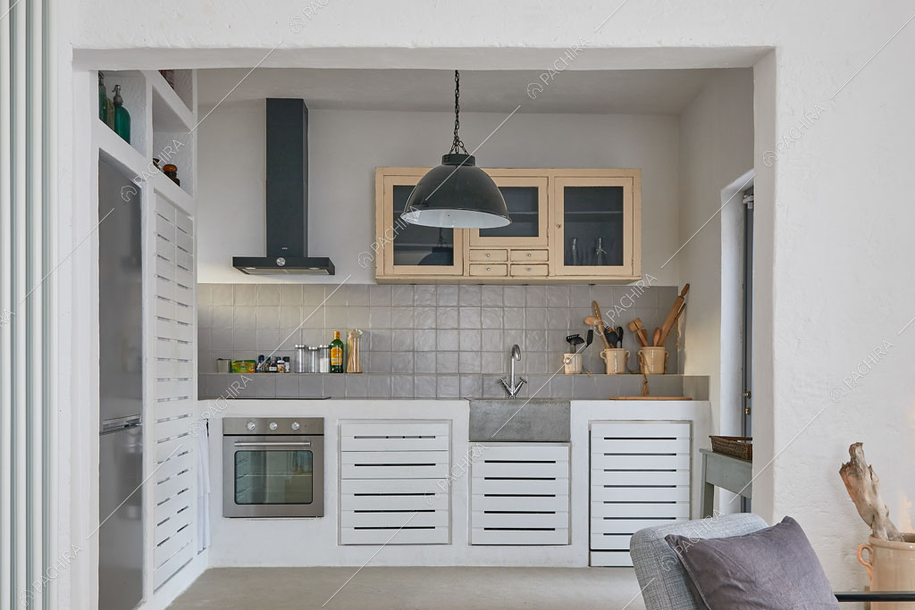 Cucina a parete della masseria Ryn, location in stile contemporaneo a Brindisi