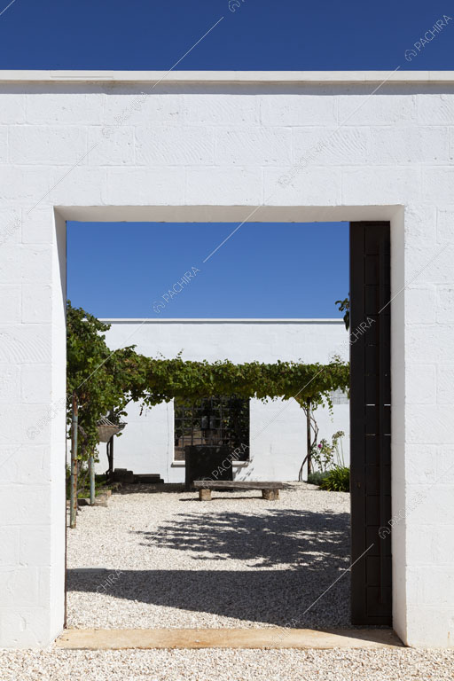 Vista sul cortile della masseria Ryn, location in stile contemporaneo a Brindisi
